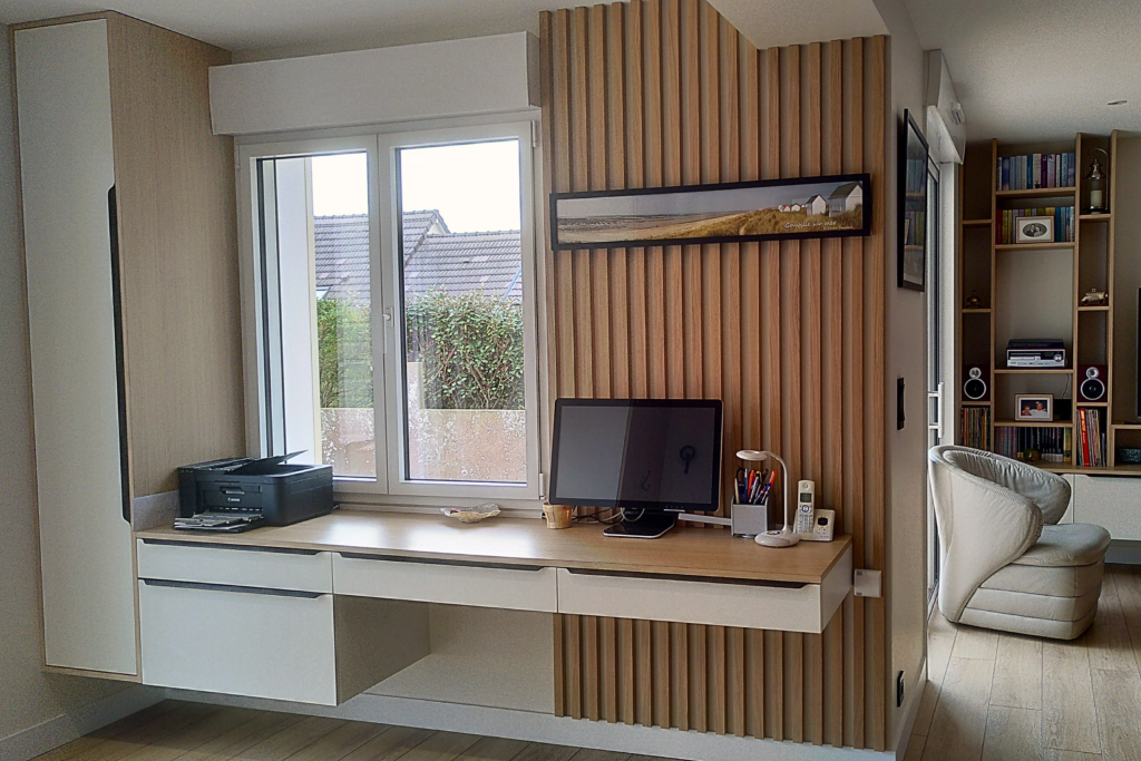 Bureau sur mesure avec tasseaux muraux en placage bois