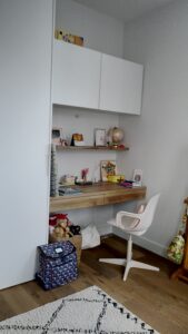 Bureau sur mesure pour une chambre d'enfant en mélaminé blanc et stratifié bois