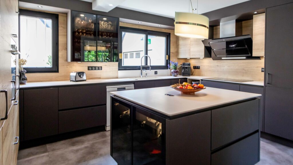 Cuisine avec portes Fenix et plan Dekton Aeri