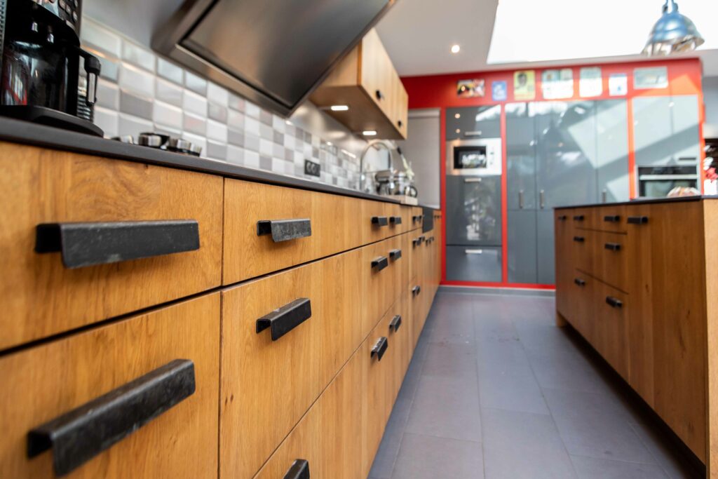 Portes des meubles de cuisine en bois massif avec poignées vieillies