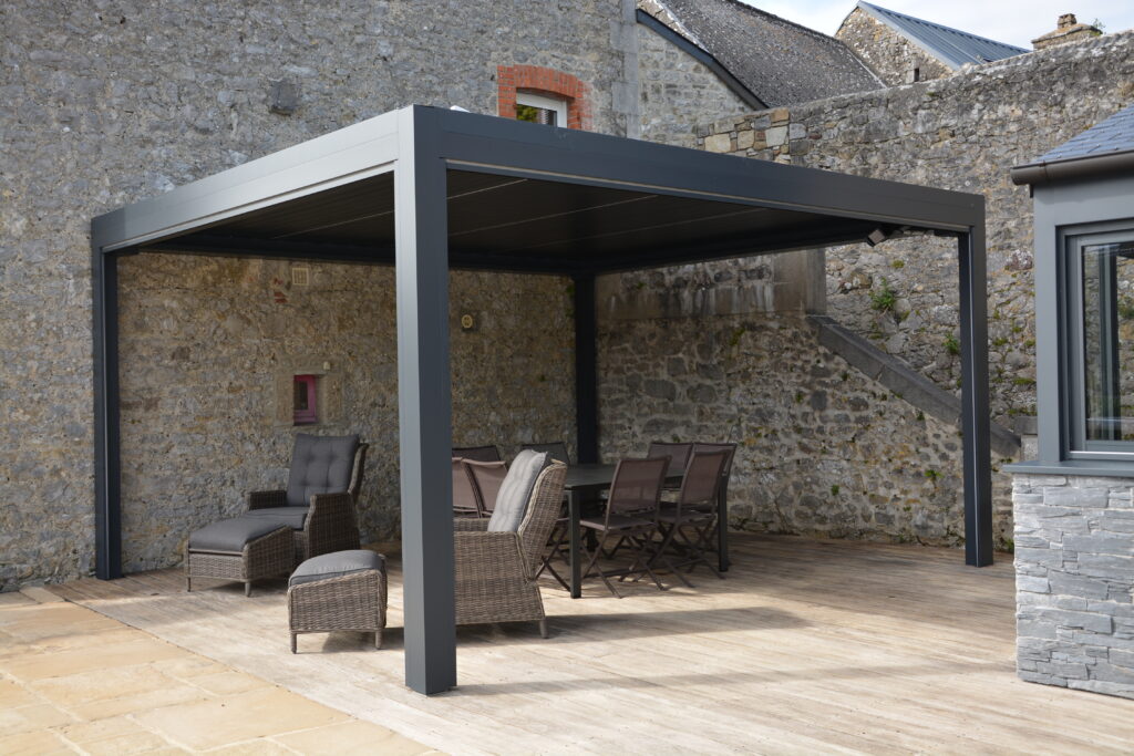 Pergola bioclimatique en aluminium anthracite