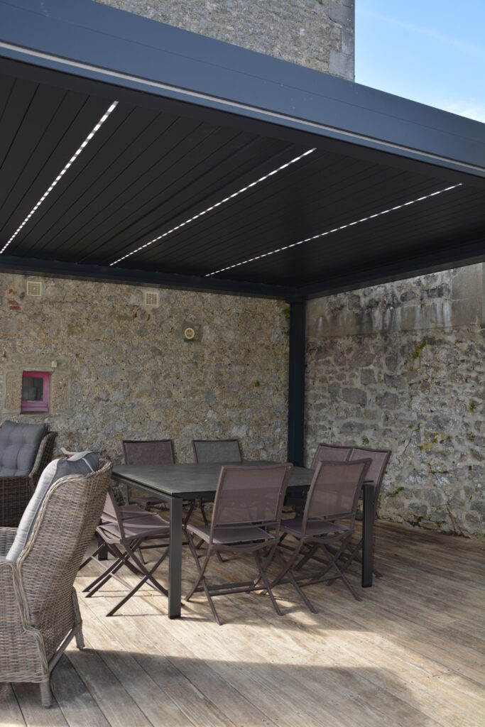 Pergola bioclimatique avec lames orientables et led intégrés