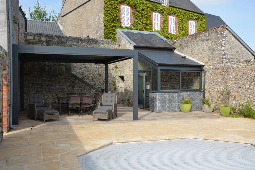 Jardin d'été avec piscine et pergola bioclimatique et cuisine d'été