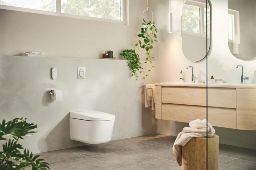 Toilettes lavant Grohe dans un espace zen avec du bois et des plantes